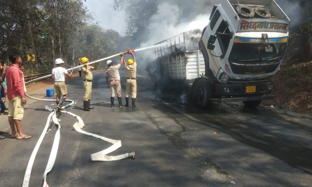 ಸರಕು ಸಾಗಿಸುತ್ತಿದ್ದ ಲಾರಿಗೆ ಆಕಸ್ಮಿಕ ಬೆಂಕಿ : ಲಾರಿ ಭಸ್ಮ