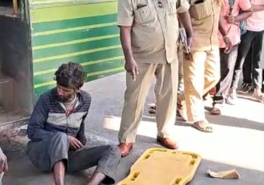 ಅಸ್ವಸ್ಥನಾಗಿ ಬಿದ್ದ ಭಿಕ್ಷುಕನಿಗೆ ಆಸ್ಪತ್ರೆಗೆ ಸೇರಿಸಿದ ಸಾರಿಗೆ ಸಿಬ್ಬಂದಿ