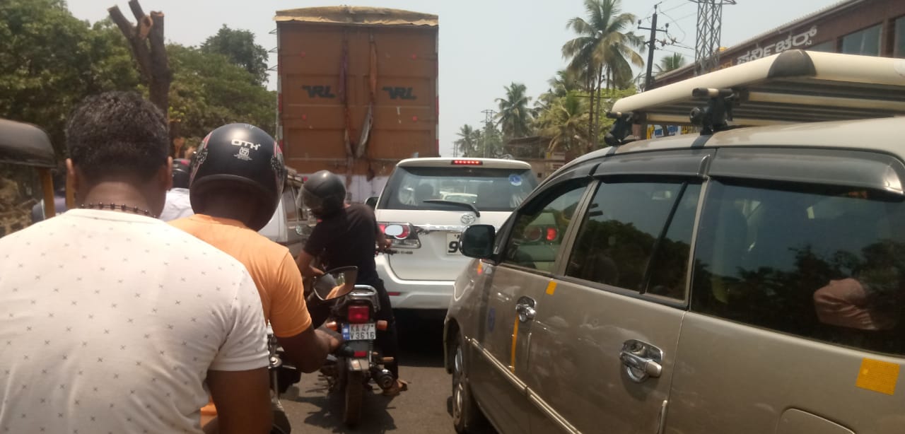 ರಾಜಕಾರಣಿಗಳ ನಾಮಪತ್ರ : ಜನಸಾಮಾನ್ಯರ ಪರದಾಟ
