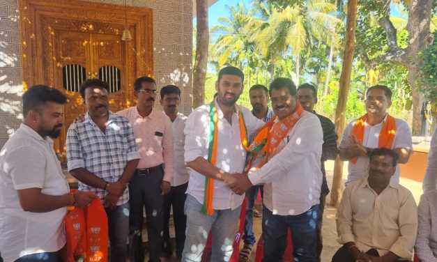 ದೀಪಕ್ ಬೇಂಗ್ಲೆ ಜೊತೆ ನೂರಾರು ಕಾಂಗ್ರೆಸ್ ಕಾರ್ಯಕರ್ತರು ಬಿಜೆಪಿ ಸೇರ್ಪಡೆ