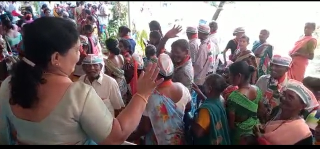 ನಿವೇದಿತಾ ಪರ ನಾಮಪತ್ರ ಸಲ್ಲಿಸಲು ಬಂದವರೆಲ್ಲಾ ಮಾಜಿ ಶಾಸಕಿ ಶಾರದಾ ಶೆಟ್ಟಿ ಮನೆಗೆ.