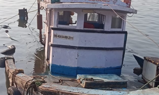 ಬೋಟ್ ಮುಳುಗಡೆ : ನಾಲ್ವರು ಮೀನುಗಾರರ ರಕ್ಷಣೆ