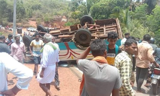 ಟೆಂಪೋ ಟೈಯರ್ ಬ್ಲಾಸ್ಟ್ : ಪಲ್ಟಿ ಹತ್ತಕ್ಕೂ ಹೆಚ್ಚು ಮಂದಿಗೆ ಗಾಯ