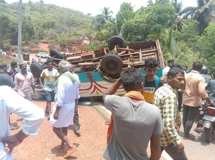 ಟೆಂಪೋ ಟೈಯರ್ ಬ್ಲಾಸ್ಟ್ : ಪಲ್ಟಿ ಹತ್ತಕ್ಕೂ ಹೆಚ್ಚು ಮಂದಿಗೆ ಗಾಯ