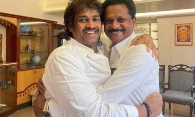 ಅಳಿಯನಿಗೆ ಬಿಗಿದಪ್ಪಿ ಅಭಿನಂಧಿಸಿದ ಮಾವ ಭೀಮಣ್ಣ ನಾಯ್ಕ