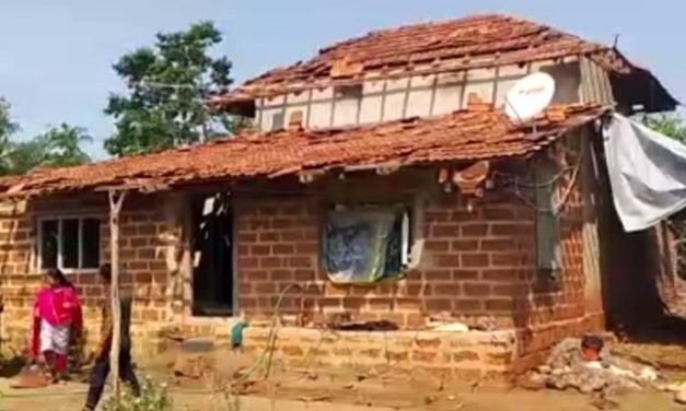 ಭಾರೀ ಗಾಳಿ ಮಳೆ : ಹಾರಿ ಹೋದ ಮನೆಯ ಮೇಲ್ಛಾವಣಿ, ನೆಲಕ್ಕುರುಳಿದ ಬಾಳೆ,ಅಡಿಕೆ ಮರಗಳು