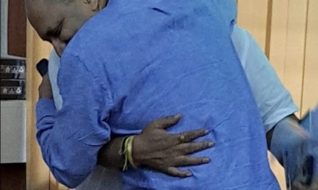 ಕಾಂಗ್ರೆಸ್ ಶಾಸಕ ಸತೀಶ ಸೈಲ್ ಅವರನ್ನು ಆಲಂಗಿಸಿ ಅಭಿನಂದಿಸಿದ ಸಂಸದ ಹೆಗಡೆ