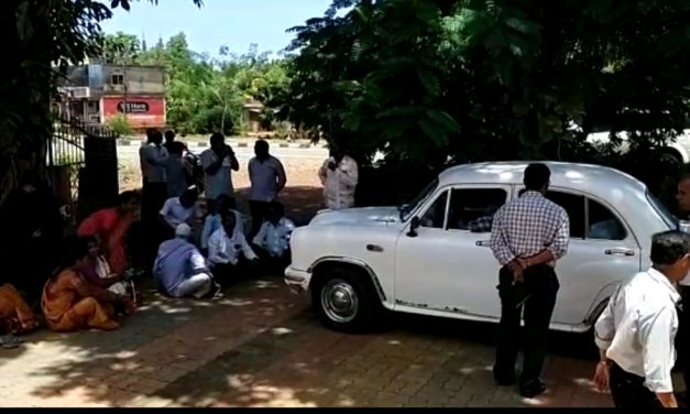 ಗ್ರಾ. ಪಂ ನಲ್ಲಿ ಪತ್ರಿಕಾಗೋಷ್ಠಿ ನಡೆಸೋದು ತಪ್ಪಾ…? ಸರಕಾರಿ ಕಾರು ಬಿಟ್ಟು ಬಾಡಿಗೆ ಕಾರಿನಲ್ಲಿ ಹೋದ ಅಧಿಕಾರಿ