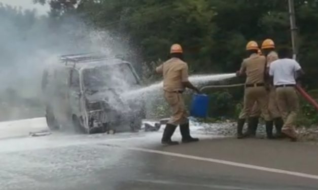 ಹೆದ್ದಾರಿಯಲ್ಲಿ ಚಲಿಸುತ್ತಿರುವಾಗಲೆ ಓಮ್ನಿಗೆ ಹೊತ್ತಿಕೊಂಡ ಬೆಂಕಿ