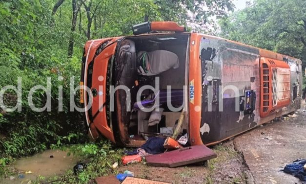 ಹೆದ್ದಾರಿಯಲ್ಲಿ ಖಾಸಗಿ ಬಸ್ ಪಲ್ಟಿ : ಚಾಲಕ ಸಾವು, 25ಕ್ಕೂ ಹೆಚ್ಚು ಪ್ರಯಾಣಿಕರಿಗೆ ಪೆಟ್ಟು