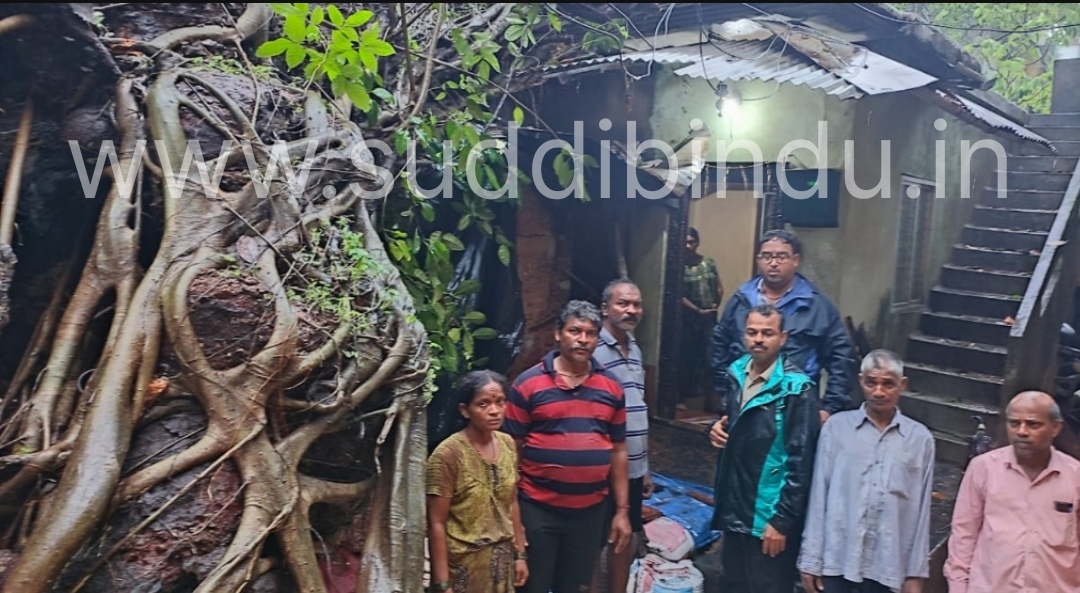 ಮನೆಯ ಮೇಲೆ ಬಿದ್ದ ಆಲದ ಮರ : ಎರಡು ಕುಟುಂಬಸ್ಥರು ಪಾರು