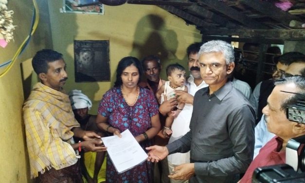 ಮಳೆ ಹಾನಿ ಪ್ರದೇಶಕ್ಕೆ ಕಂದಾಯ ಸಚಿವರ ಭೇಟಿ : ಮೃತ ಕುಟುಂಬಕ್ಕೆ ತಲಾ ಐದು ಲಕ್ಷ ಪರಿಹಾರ ಚೆಕ್‌ ವಿತರಣೆ
