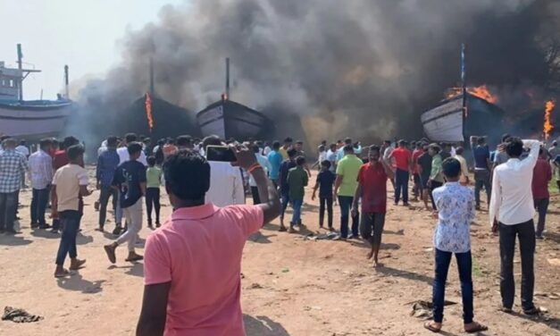 ಮೀನುಗಾರಿಕಾ ಬಂದರಿನಲ್ಲಿ ನಿಲ್ಲಿಸಿಟ್ಟ ಬೋಟ್ ಗೆ ಬೆಂಕಿ : ಕೋಟ್ಯಾಂತರ ನಷ್ಟ