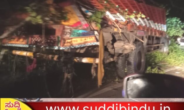 ಹೊನ್ನಾವರಕ್ಕೆ ಕಬ್ಬು ತರುತ್ತಿದ್ದ ಲಾರಿ ಪಲ್ಟಿ : ಕಬ್ಬಿನ ಅಡಿಯಲ್ಲಿ ಸಿಲುಕಿದ ನಾಲ್ವರ ರಕ್ಷಣೆ