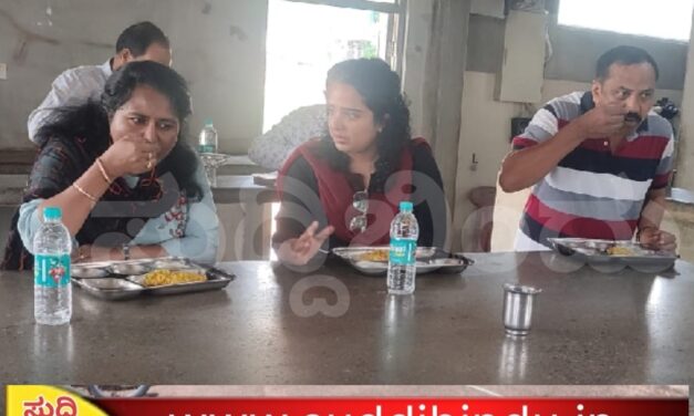 ಇಂದಿರಾ ಕ್ಯಾಂಟಿನ್ ನಲ್ಲಿ ಉಪಹಾರ ಸವಿದ ಜಿಲ್ಲಾಧಿಕಾರಿ ಗಂಗೂಬಾಯಿ ಮಾನಕರ್