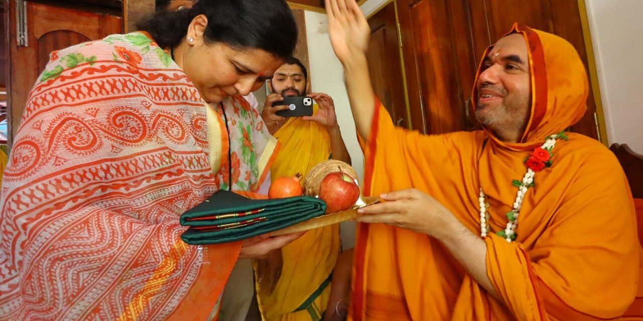 ಗೆದ್ದುಬಂದು ಜಿಲ್ಲೆಗೆ ಚಿಕಿತ್ಸೆ ನೀಡಬೇಕು: ಡಾ.ಅಂಜಲಿಗೆ ರಾಘವೇಶ್ವರ ಶ್ರೀ ಆಶೀರ್ವಾದ