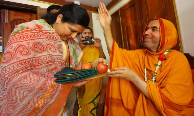 ಗೆದ್ದುಬಂದು ಜಿಲ್ಲೆಗೆ ಚಿಕಿತ್ಸೆ ನೀಡಬೇಕು: ಡಾ.ಅಂಜಲಿಗೆ ರಾಘವೇಶ್ವರ ಶ್ರೀ ಆಶೀರ್ವಾದ