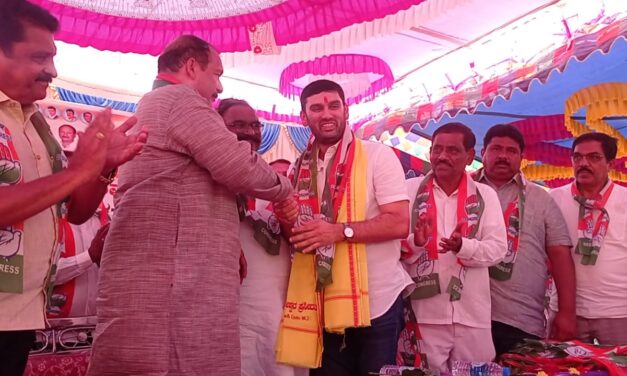 ಬೆಂಬಲಿಗರ ಜೊತೆ ಕಾಂಗ್ರೆಸ್ ಸೇರಿದ ವಿವೇಕ್ ಹೆಬ್ಬಾರ್