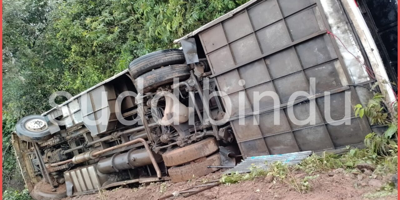 ಪ್ರವಾಸಿಗರ ಬಸ್ ಪಲ್ಟಿ : ಹಲವರಿಗೆ ಗಾಯ