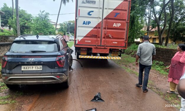 ಕಾರಿಗೆ ಡಿಕ್ಕಿ ಹೊಡೆದ ಟ್ರಕ್ : ಮನೆ ಎದುರು ನಿಲ್ಲಿಸಿಟ್ಟ ಬೈಕ್ ಪುಡಿಪುಡಿ