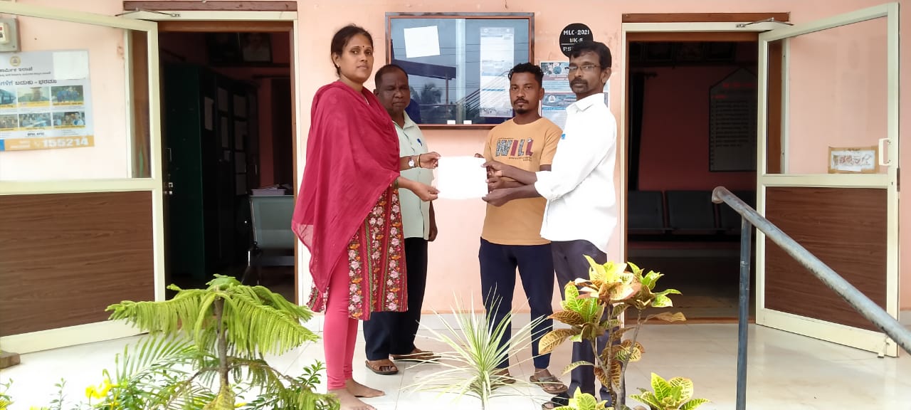ಕರ್ಕಿ ಕನ್ನಡ ಶಾಲೆಯ ಎದುರಲ್ಲಿ ಪ್ರಯಾಣಿಕರ ತಂಗುದಾಣ ನಿರ್ಮಿಸುವಂತೆ ಮನವಿ