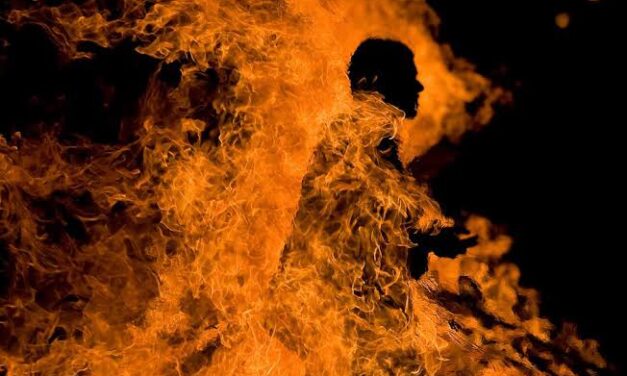 ಕುಡಿದ ನಶೆಯಲ್ಲಿ ಪೊಲೀಸ್ ಠಾಣೆ ಎದುರೆ‌ ಪೆಟ್ರೋಲ್ ಸುರಿದುಕೊಂಡು ಆತ್ಮಹತ್ಯೆಗೆ ಯತ್ನ