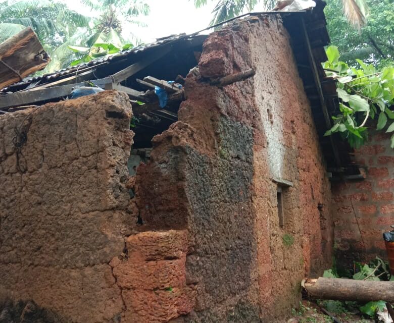 ಮರ ಬಿದ್ದು ಮನೆಗೆ ಭಾರೀ ಹಾನಿ