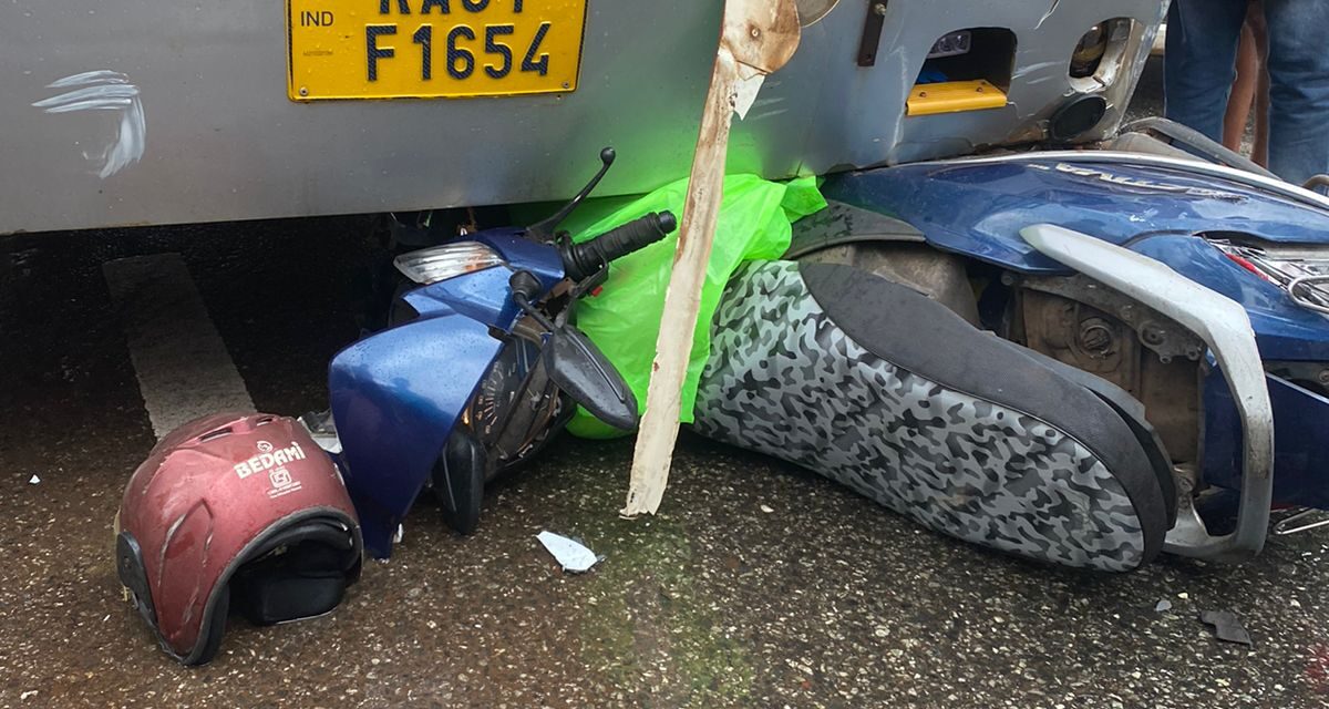 Road accident ಬಸ್-ಸ್ಕೂಟಿ ನಡುವೆ ಅಪಘಾತ : ಸ್ಕೂಟಿ ಸವಾರ ಗಂಭೀರ