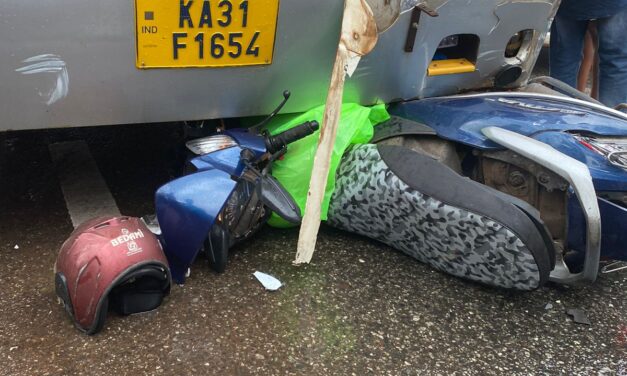 Road accident ಬಸ್-ಸ್ಕೂಟಿ ನಡುವೆ ಅಪಘಾತ : ಸ್ಕೂಟಿ ಸವಾರ ಗಂಭೀರ