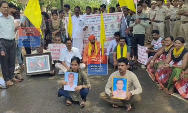 ಮೃತ ಕುಟುಂಬಸ್ಥರಿಗಾಗಿ ಉಪವಾಸಕ್ಕೆ ಕುಳಿತ ಸ್ವಾಮೀಜಿ