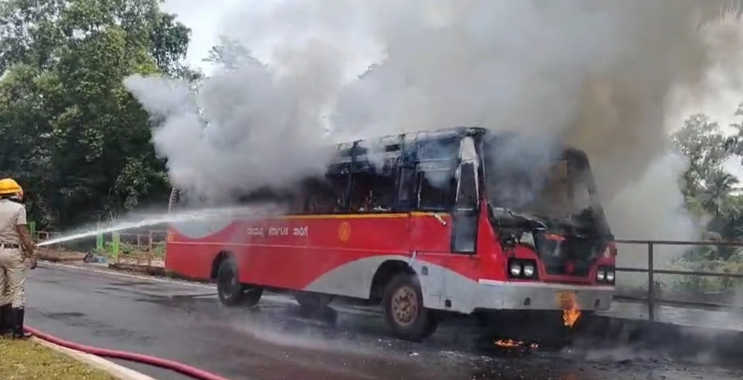 ಭಟ್ಕಳದ ಬಸ್‌ಗೆ ಸಾಗರದಲ್ಲಿ ಹೊತ್ತಿಕೊಂಡ‌ ಬೆಂಕಿ