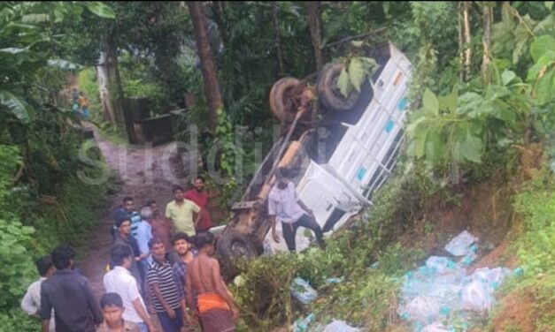 ನೀರಿನ ಬಾಟಲ್ ಸಾಗಿಸುತ್ತಿದ್ದ ವಾಹನ ಪಲ್ಟಿ : ಚಾಲಕ‌ಸೇರಿ ಮೂವರು ಪಾರು