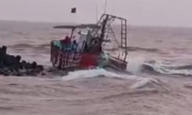 ಅರಬ್ಬಿ ಸಮುದ್ರದಲ್ಲಿ ಅಲೆಯ ಅಬ್ಬರ : ಕಲ್ಲು ಬಂಡೆಗೆ ಅಪ್ಪಳಿಸಿದ ಬೋಟ್