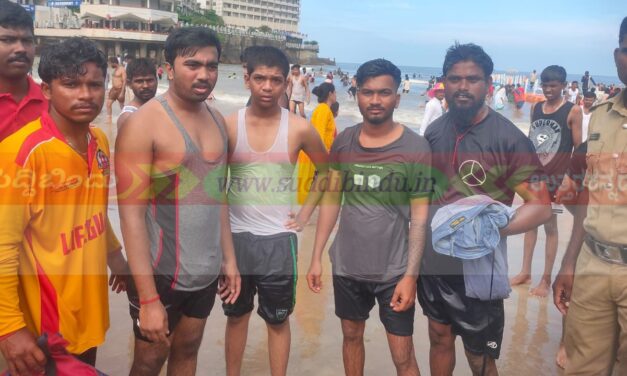 ಮುರುಡೇಶ್ವರ ಸಮುದ್ರದಲ್ಲಿ ಪ್ರವಾಸಿಗನ ರಕ್ಷಣೆ