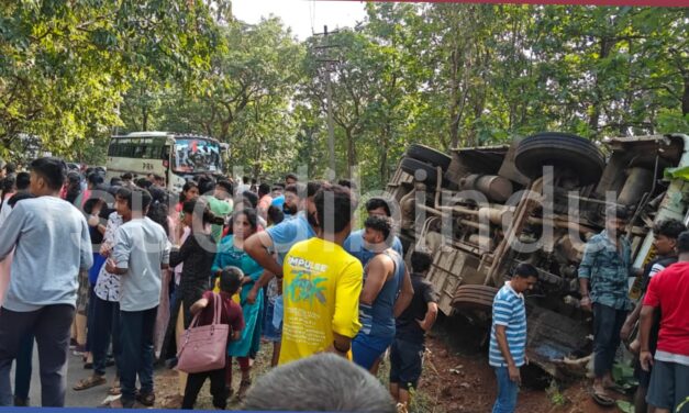 ವಿದ್ಯಾರ್ಥಿಗಳು ಪ್ರಯಾಣಿಸುತ್ತಿದ್ದ ಖಾಸಗಿ ಬಸ್ ಪಲ್ಟಿ : ನಲವತ್ತಕ್ಕೂ ಹೆಚ್ಚು ವಿದ್ಯಾರ್ಥಿಗಳಿಗೆ ಗಾಯ