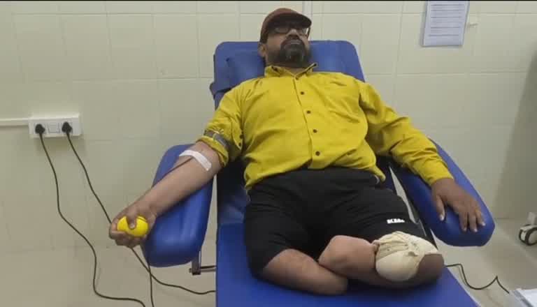 ರಕ್ತಸ್ರಾವದಿಂದ ಒದ್ದಾಡುತ್ತಿದ್ದ ಬಾಣಂತಿಗೆ ತುರ್ತು ರಕ್ತ ನೀಡಿ ಮಾನವೀಯತೆ ಮೆರೆದ ವಿಕಲಚೇತನಅಬ್ದುಲ್ ಸತ್ತಾರ್