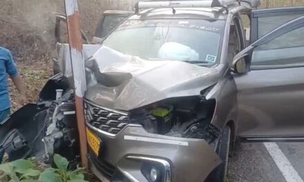 Accident/ಚಾಲಕನ ನಿಯಂತ್ರಣ ತಪ್ಪಿ ವಿದ್ಯುತ್ ಕಂಬಕ್ಕೆ ಡಿಕ್ಕಿಯಾದ ಕಾರು