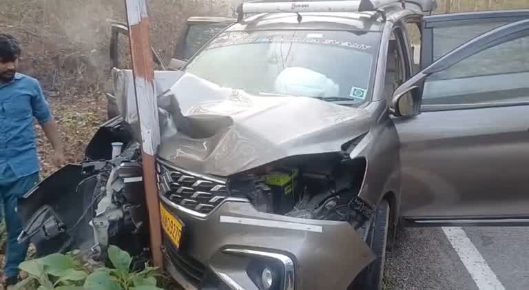 Accident/ಚಾಲಕನ ನಿಯಂತ್ರಣ ತಪ್ಪಿ ವಿದ್ಯುತ್ ಕಂಬಕ್ಕೆ ಡಿಕ್ಕಿಯಾದ ಕಾರು