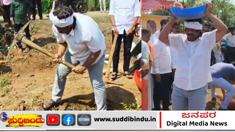 ಶಾಲೆ ಕೌಂಪೌಂಡ್ ನಿರ್ಮಾಣಕ್ಕಾಗಿ ಪಿಕಾಸು,ಗುದ್ದಲಿ ಹಿಡಿದ ಶಿಕ್ಷಣ ಸಚಿವ ಮಧು ಬಂಗಾರಪ್ಪ