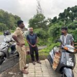 ರಸ್ತೆ ಮೇಲೆ ಕೋಳಿ ತ್ಯಾಜ್ಯ ಎಸೆದ ಶಾಪ್‌ಗಳಿಗೆ ಪೊಲೀಸರಿಂದ ದಂಡ..!