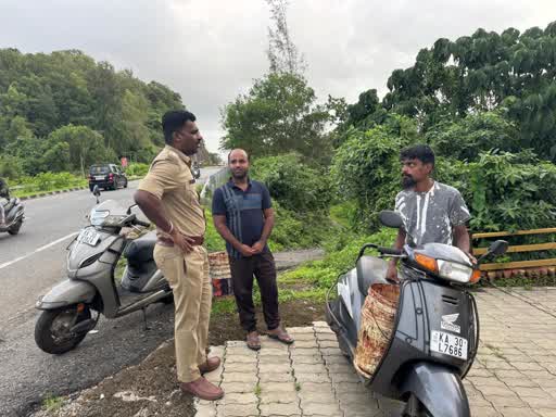 ರಸ್ತೆ ಮೇಲೆ ಕೋಳಿ ತ್ಯಾಜ್ಯ ಎಸೆದ ಶಾಪ್‌ಗಳಿಗೆ ಪೊಲೀಸರಿಂದ ದಂಡ..!