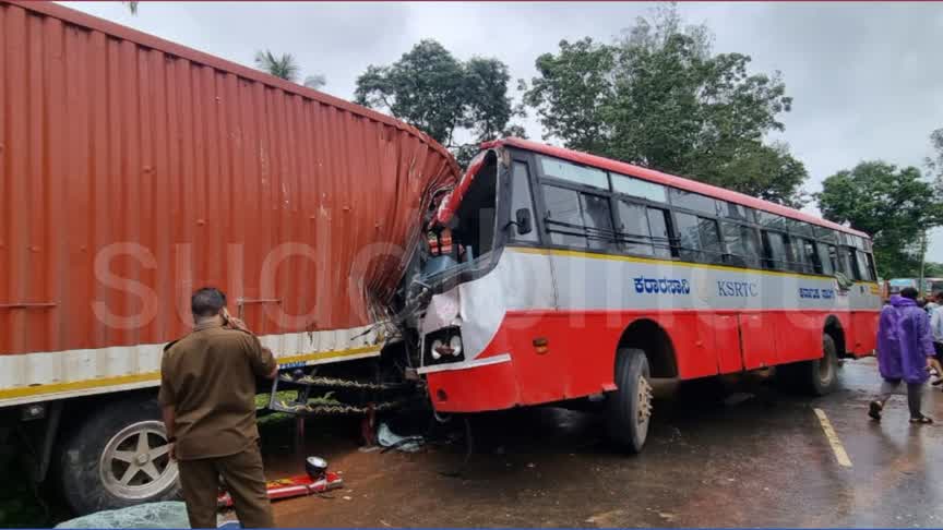 ಕೆಎಸ್‌ಆರ್‌ಟಿಸಿ ಬಸ್ ಹಾಗೂ ಕಂಟೇನರ್ ಲಾರಿ ನಡುವೆ ಭೀಕರ ಅಪಘಾತ : ಇಬ್ಬರೂ ಗಂಭೀರ