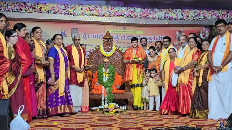 ಶ್ರೀ ಬ್ರಹ್ಮಾನಂದ ಸರಸ್ವತಿ ಸ್ವಾಮೀಜಿ ಪಾದಪೂಜೆ ನೆರವೇರಿಸಿದ ಅನಂತಮೂರ್ತಿ ಹೆಗಡೆ
