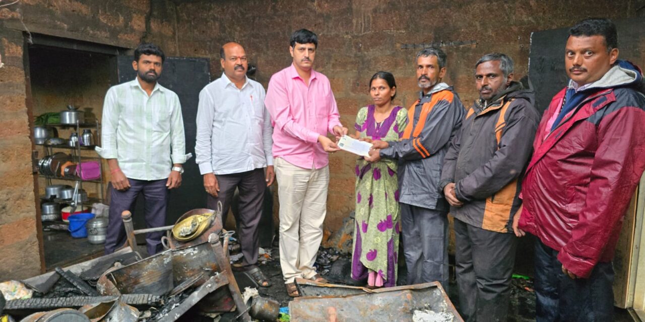 ಬಿಕ್ಕಲಸೆ ಗ್ರಾಮದ ಮನೆಗೆ ಬೆಂಕಿ : ಅನಂತಮೂರ್ತಿ ಹೆಗಡೆ ಧನಸಹಾಯ, ಅನುದಾನಕ್ಕೆ ಆಗ್ರಹ