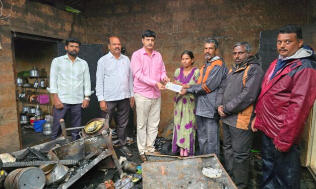 ಬಿಕ್ಕಲಸೆ ಗ್ರಾಮದ ಮನೆಗೆ ಬೆಂಕಿ : ಅನಂತಮೂರ್ತಿ ಹೆಗಡೆ ಧನಸಹಾಯ, ಅನುದಾನಕ್ಕೆ ಆಗ್ರಹ