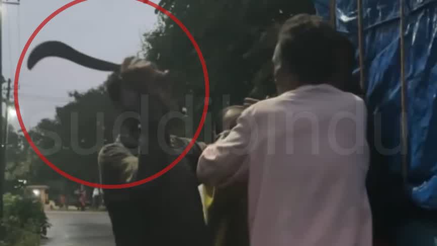 CRime News/ರಸ್ತೆಯಲ್ಲಿ ಬಾಲಕನಿಗೆ ಕತ್ತಿ ತೋರಿಸಿ ಹಲ್ಲೆಗೆ ಯತ್ನ : ವಿಡಿಯೋ ವೈರಲ್