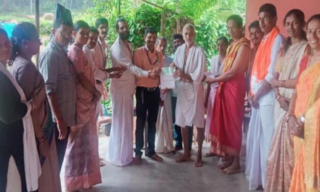 ಕಲ್ಲಮಠದ ಜೀರ್ಣೋದ್ಧಾರ ಸಮಿತಿಗೆ ಧರ್ಮಸ್ಥಳ ಧರ್ಮೋತ್ಥಾನ ಟ್ರಸ್ಟ್‌‌ನಿಂದ 5ಲಕ್ಷ‌ ದೇಣಿಗೆ