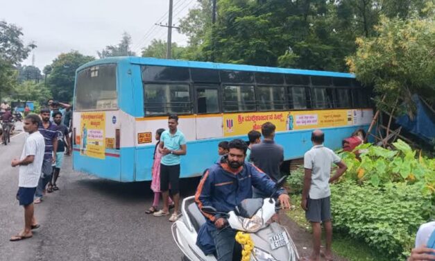 ರಸ್ತೆ ಬಿಟ್ಟು ಚಹಾ ಅಂಗಡಿಗೆ ಬಂದ ಬಸ್ : ಹೆಗಡೆ ರಸ್ತೆಯಲ್ಲಿ ಘಟನೆ