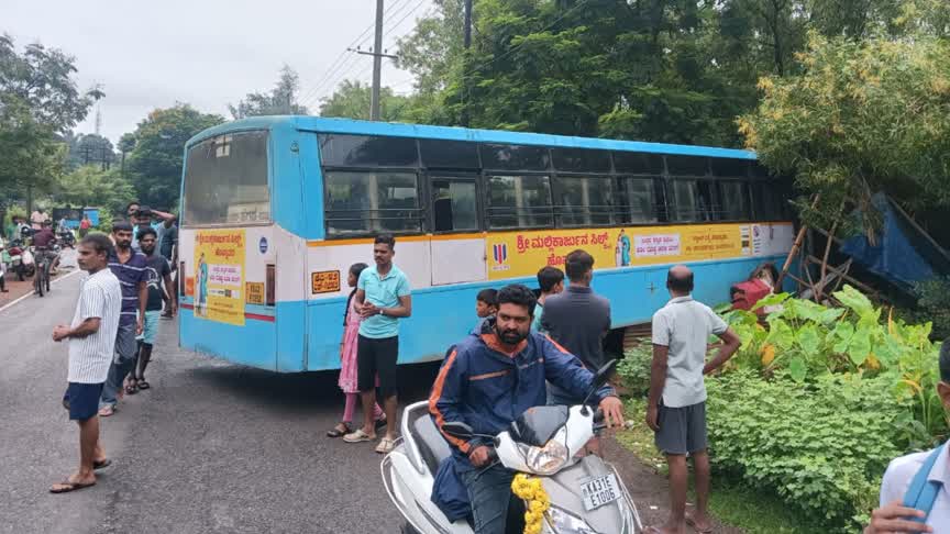 ರಸ್ತೆ ಬಿಟ್ಟು ಚಹಾ ಅಂಗಡಿಗೆ ಬಂದ ಬಸ್ : ಹೆಗಡೆ ರಸ್ತೆಯಲ್ಲಿ ಘಟನೆ
