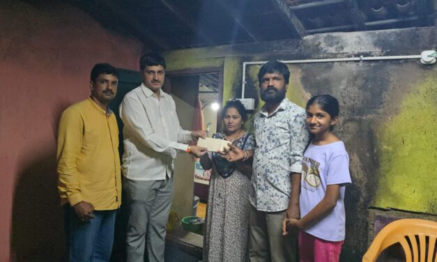 ಬೆಂಕಿ ಅವಘಡ,ಮನೆಗೆ ಹಾನಿ : ಕುಟುಂಬಸ್ಥರಿಗೆ ಧನಸಹಾಯ ಮಾಡಿದ ಅನಂತಮೂರ್ತಿ